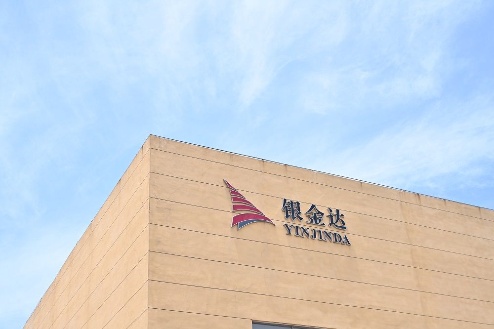 《河南日報(bào)》聯(lián)合《大河財(cái)立方》刊文銀金達(dá)董事長閆銀鳳《這些豫企相當(dāng)潮丨河南銀金達(dá)控股集團(tuán)有限公司：如何將“一米寬”做到“千米深”》專題訪談